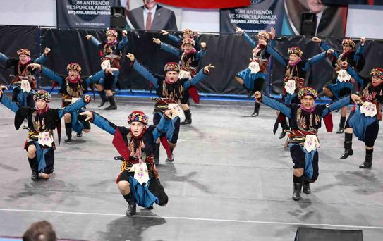 Halk oyunları şöleni Buldan'da izleyenleri mest etti