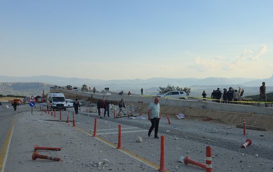 İstinat duvarına çarpan TIR'daki mermerler, otomobildekilerin üzerine düştü; 1 ölü, 3 yaralı