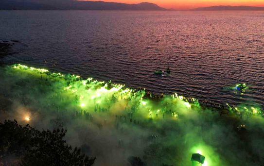 İznik sahili yeşil-beyaza boyandı