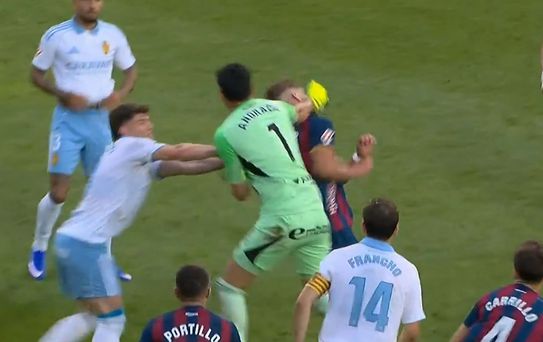 Kırmızı görünce rakip takımın kaptanını yumrukladı