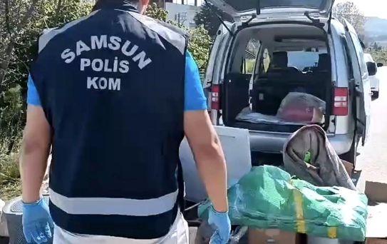 Koliden ve halıdan silah çıktı: Araçta şaşırtan gizleme yöntemi