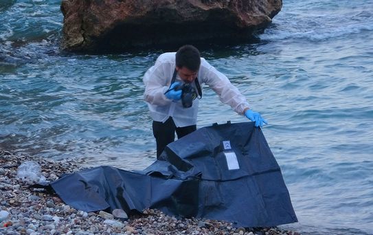 Montuyla ayakkabısını çıkarıp kot ve atletle denize giren genç boğuldu