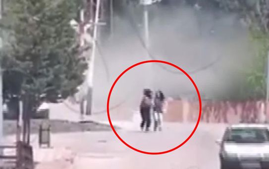 Alkollü sürücünün minibüsü kaldırıma çarptı, 2 genç kız ölümden saniyelerle kurtuldu
