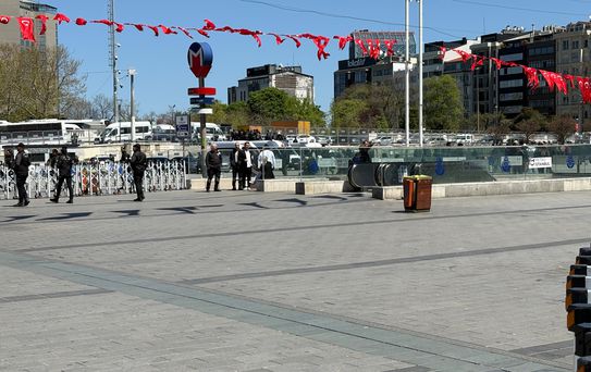 Taksim metro istasyonu ikinci bir duyuruya kadar kapatıldı, polis toplanan kalabalığa müdahale etti