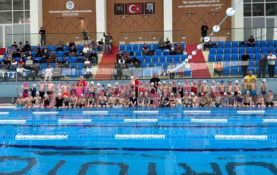 Akçaabat Belediyesi yüzme kursu ilk kursiyerlerini uğurladı