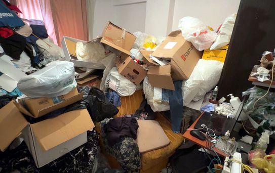 Apartmanı illallah ettiren komşu! Evden tam 3 kamyon çöp çıktı