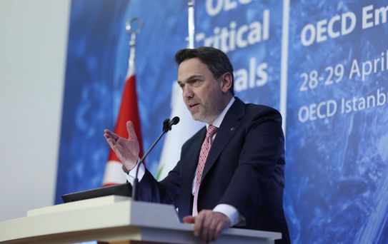 Bakan Bayraktar’dan sert uyarı: İşçisinin hakkını ödemeyene ruhsat yok