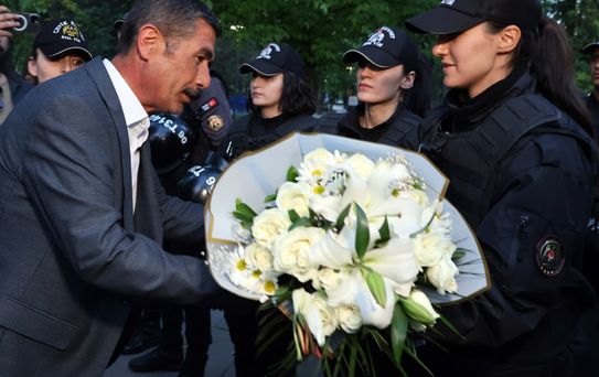 Günlerdir süren krizin ardından madenciler polislere çiçek verdi
