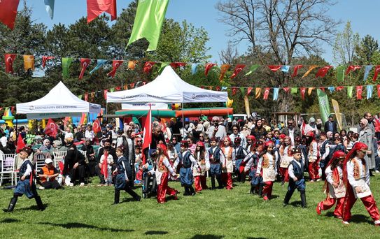 Kocasinan'da bayram havasında geleneksel değerlerle renklenen çocuk şenliği