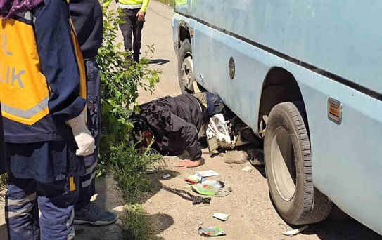 Minibüsün altında can pazarı: Motosikletliyi ekipler zamanla yarışarak kurtardı