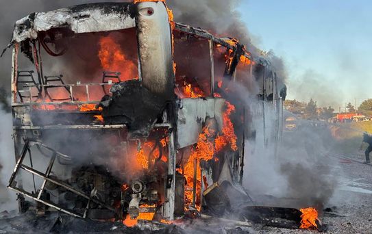 Seyir halindeki tur otobüsü alev topuna döndü