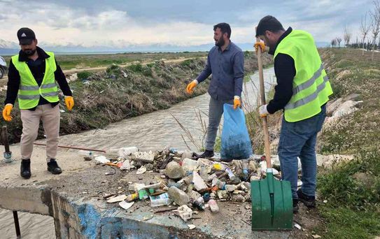 Van Gölü'nün sessiz kahramanları için yol temizliği