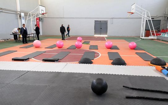 Yenilenen Tavşancıl Spor Salonu kapılarını açtı