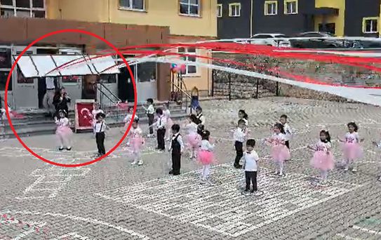 Anaokulu bahçesinde gösteri yapan öğretmen ve öğrencilerin üzerine tabela düştü