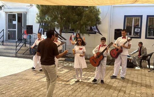 Bodrum'da özel öğrencilerden alkışlanan performans: 'Hem vals yaptılar hem atölye açtılar'