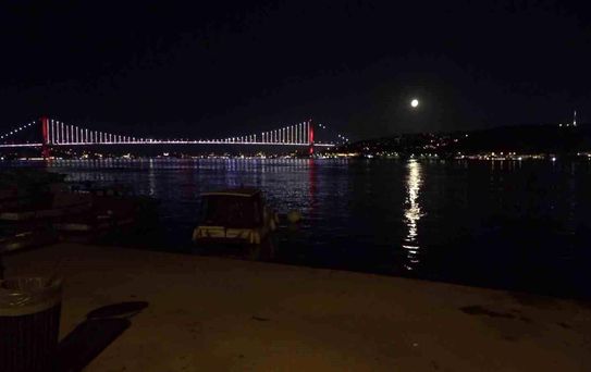 İstanbul Boğazı'nda yakamoz manzarası