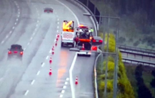 Otomobil otoyolda Karayolları ekibine çarptı, o anlar kamerada