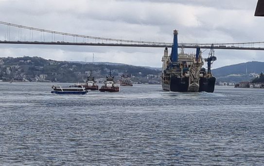 İstanbul Boğazı'nda gemi trafiği çift yönlü askıya alındı