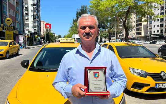 İzmir'de Kahraman Taksici Askeri Uçağına Yetiştirdi