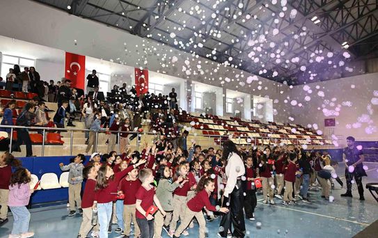 Sivas'ta çocuklar halk oyunlarıyla buluştu
