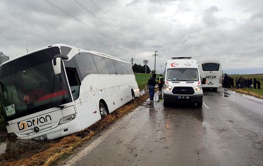 1 Mayıs kutlamalarına giden işçileri taşıyan otobüs yoldan çıktı; 1 yaralı