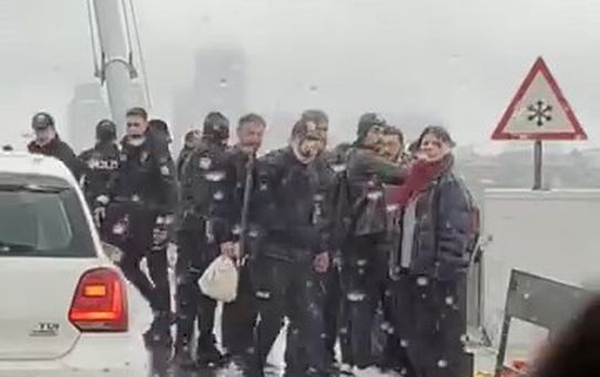 Onlarca kişi köprüyü kapatıp eylem yapmak istedi, polisin müdahalesi sert oldu