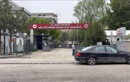 Ankara'da kamyonun altında kalan 2 belediye işçisinin cenazeleri adli tıbba getirildi