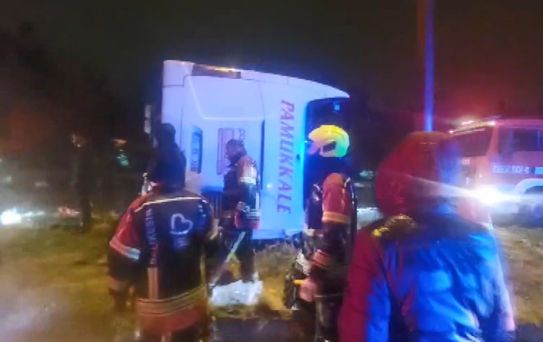 Balıkesir'de yolcu otobüsü devrildi; çok sayıda yaralı var