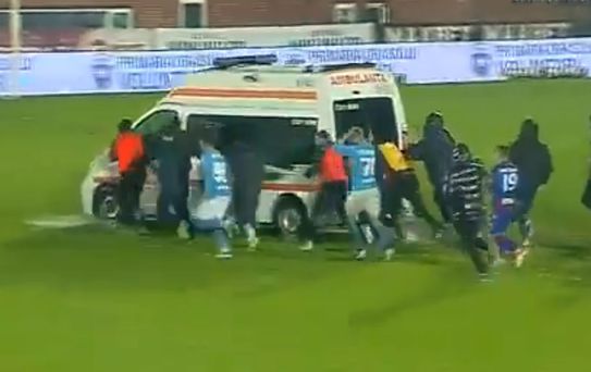 En sonunda bunu da gördük! Sahaya giren ambulansı futbolcular itti