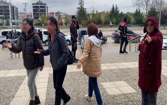 Oğulları iki gence kurşun yağdırdı, aileleri basın mensuplarına çıkıştı: Daha 18 yaşında, çekmeyin