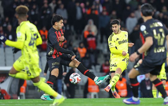 Bu sezon Fenerbahçe'yi ligde yenen ilk takım yarın kazanamazsa küme düşecek