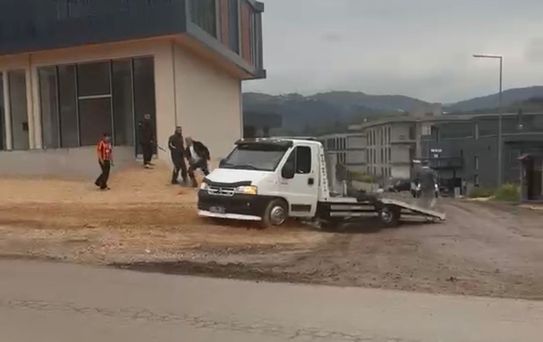 Bursa'da çekici sürücüsü aracıyla ve sopayla saldırdı