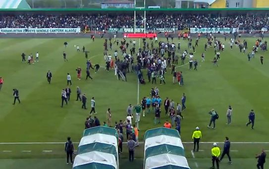 Maç bitti yüzlerce Amedspor taraftarı sahaya daldı 