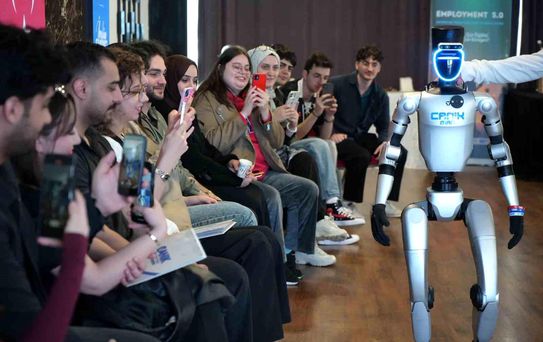 Türkiye'nin nüfusa kaydedilen ilk robotu gençlerle buluştu: CV ve girişimcilik dersi