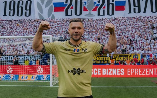 40 yaşındaki Podolski, Gornik Zabrze ile 54 yıl sonra bir ilki yaşayarak futbola veda etti