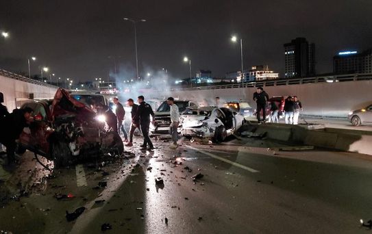 Ankara'da 4 aracın karıştığı zincirleme kazada 8 kişi yaralandı