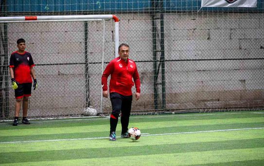 Böyle maç görülmedi, vali çocuklarla birlikte futbol oynadı