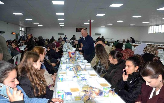 Hıdırellez şenliklerinde yüzlerce vatandaşa yemek verildi