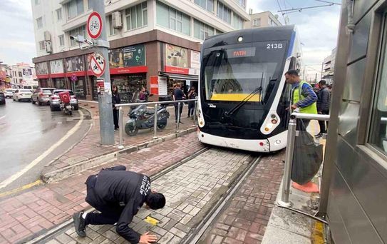 Antalya'da Tramvay Altındaki Yavru Kedi Kurtarıldı