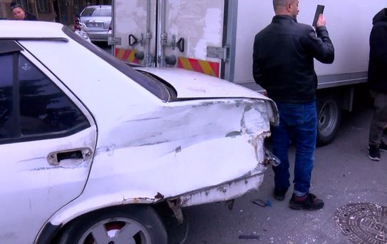 Bağcılar'da park halindeyken sürüklenen kamyon 8 araca çarptı