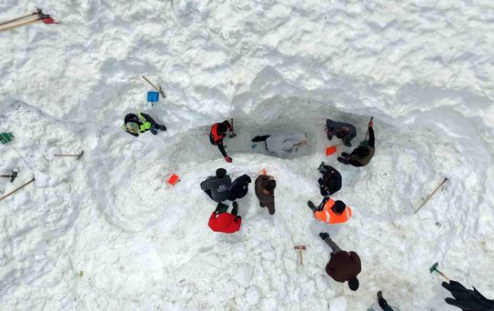 Çığ felaketinde kaybolan çoban için arama çalışmaları yeniden başladı: 3 günde bir ize ulaşılamadı