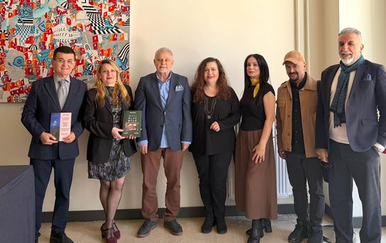 Osman Öztürk’ün “Mavi/Blue” kitabı dünyaya barış mesajı veriyor