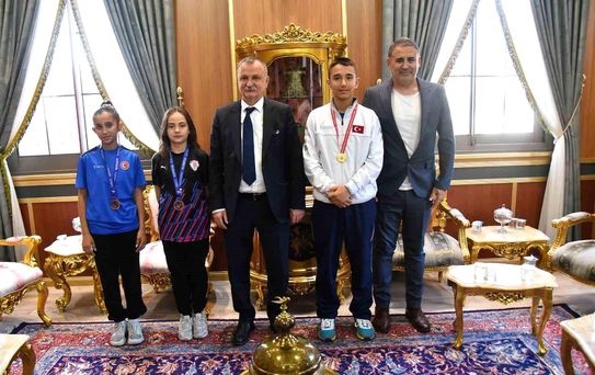 Şampiyon sporcular Başkan Balaban'ın konuğu oldu