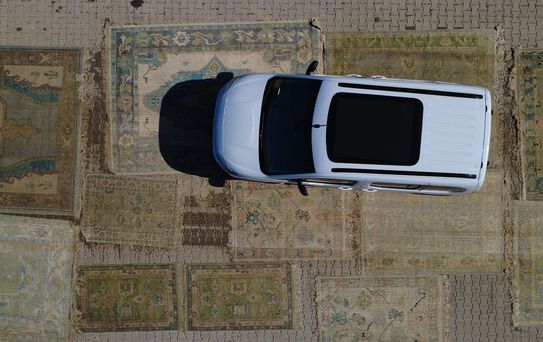 Halıları eskitmek için 10 gün boyunca üzerinden araçlarla geçiyorlar 