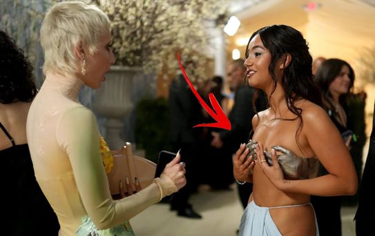 Türk Modacı 'Heykelimsi' üstsüz elbisesi ile Met Gala’ya damga vurdu