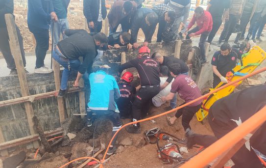 Kahramanmaraş'ta Çöken Yolda Sıkışan Genç Yaralandı