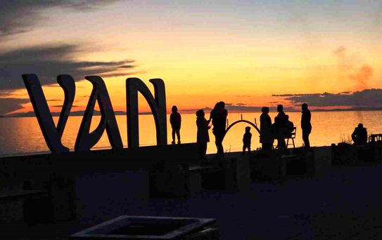 Van Gölü'nde Eşsiz Gün Batımı