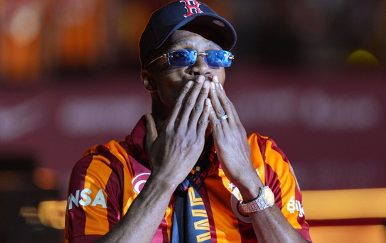 Wilfried Zaha beklenen imzayı atıyor