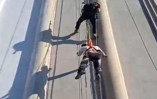 İskele düştü işçiler halatta asılı kaldı