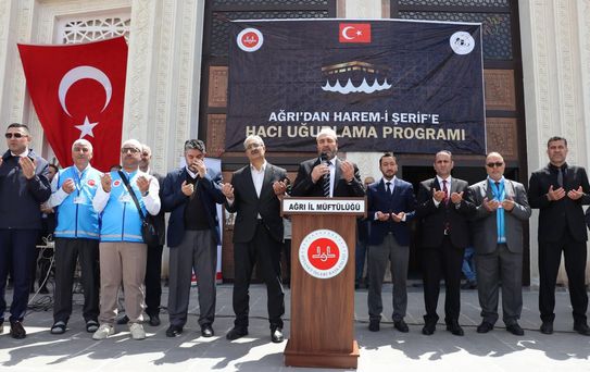 Ağrı’da hacı adayları dualarla kutsal topraklara uğurlandı